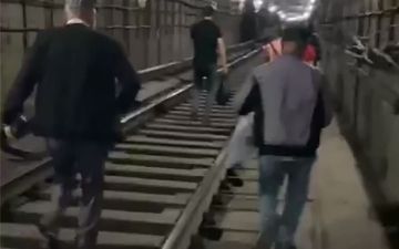 В Ташкенте недалеко от станции «Новза» остановился поезд, остаток пути пассажирам пришлось пройти пешком - видео