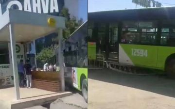 В Ташкенте водитель автобуса сбил двух пешеходов у остановки