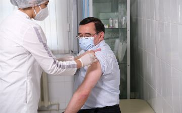 Замминистра здравоохранения привился от «короны» — рассказываем, какой вакциной