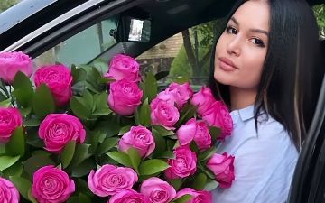 Феруза Норматова получила долгожданный букет розовых роз - фото