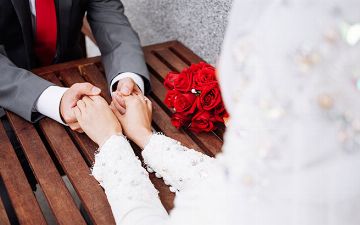 Узнали, что наталкивает узбекистанцев на ранние браки