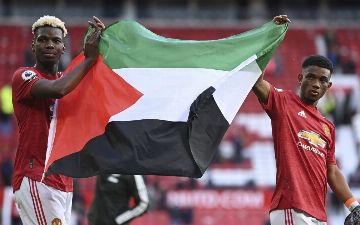 Два футболиста «МЮ» пронесли по полю флаг Палестины после матча с «Фулхэмом»