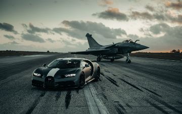 Гонка высшего уровня: Bugatti Chiron сразился с истребителем