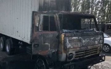 В Янгиюле салон грузовика сгорел дотла