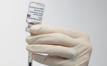 Ученые из Германии нашли связь вакцины AstraZeneca с тромбами