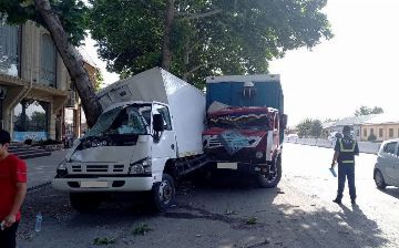 В Самаркандской области водитель «КамАЗа» уснул за рулем и протаранил грузовик Isuzu