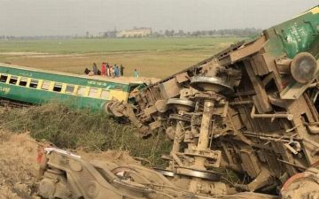 В Пакистане число жертв при столкновении поездов превысило 50 человек