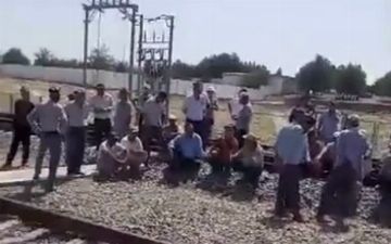 В Кашкадарьинской области жители махалли перекрыли железную дорогу из-за невыполненного обещания хокима