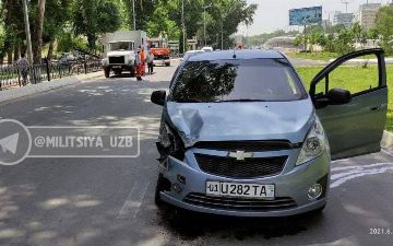В Ташкенте биллборд упал на проезжающий мимо автомобиль