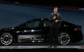 «Эта машина быстрее любого Porsche и безопаснее любого Volvo»: Tesla презентовала новый электрокар