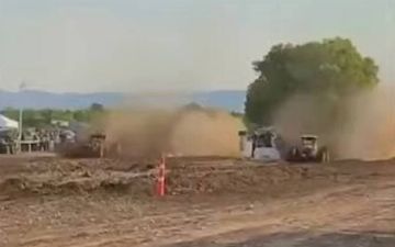 В Техасе автомобиль влетел в толпу зрителей на грязевых гонках - видео