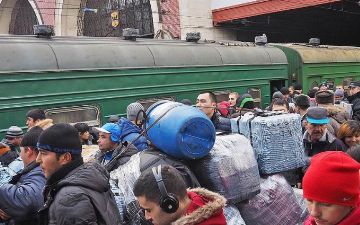 Россия планирует завозить рабочих мигрантов на чартерных поездах