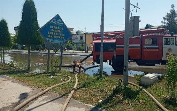 В Наманганской области из-за отходов в канале затопило одну из улиц