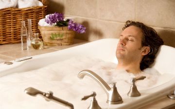 Лежать в горячей ванне больше 5 минут вредно для организма – рассказываем почему