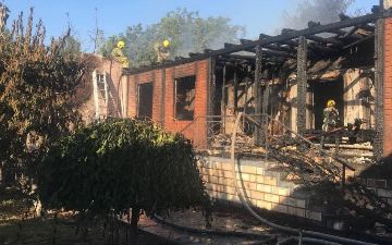 В Зангиоте загорелся дом. На ликвидацию возгорания прибыли 6 пожарных бригад