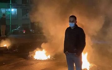 В Ливане демонстранты перекрыли дороги горящими покрышками из-за падения курса валюты