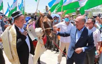 Хоким Кашкадарьинской области подарил отцу известного футболиста породистого коня