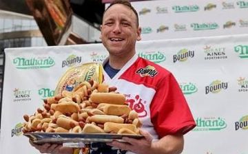 Американец съел 76 хот-догов и установил мировой рекорд