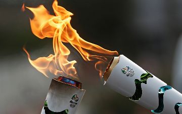 В Японии арестовали женщину, которая хотела потушить Олимпийский огонь водяным пистолетом - видео