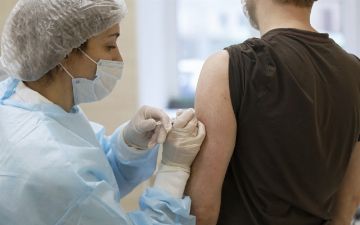 Франция призвала Евросоюз не признавать российские и китайские вакцины