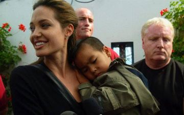 Анджелину Джоли обвиняют в хищении приемного сына