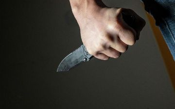 В Ташобласти 18-летний парень ударил ножом инспектора по профилактике во время задержания
