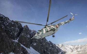 В Таджикистане разбился вертолет, который летел на помощь туристам: пилот погиб, есть пострадавшие 