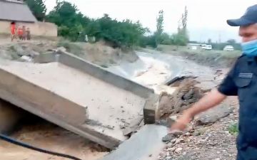 В Сохе из-за селевого потока развалился мост 