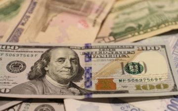 ЦБ установил новый курс валюты: доллар подорожал 