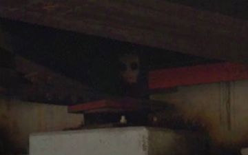 На картах Google нашли пугающую фигуру клоуна под мостом - видео