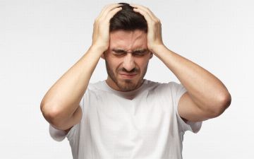Эксперт назвала случаи, когда головная боль становится опасной для жизни