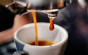 Чем связаны ежедневное употребление кофе и болезни сердца?
