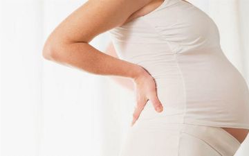 Почему не стоит закрывать глаза на боль в спине при беременности?