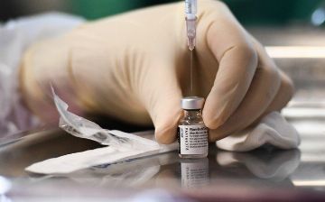 Японские врачи обнаружили в вакцине Pfizer резиновую крошку