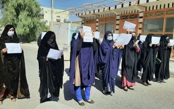 В Афганистане женщины вышли на улицы с требованиями равноправия: в ответ талибы применили слезоточивый газ и стреляли в воздух