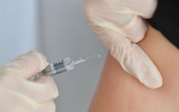 Распространение «мю»-штамма коронавируса связано с вакцинацией — мнение иммунолога