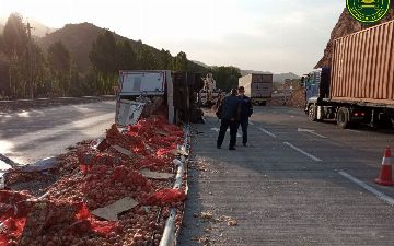 В Наманганской области у грузовика отказали тормоза, и он врезался в бордюр – есть погибший – фото