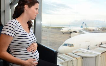 Акушер-гинеколог рассказала, при каких условиях беременные женщины могут летать на самолетах