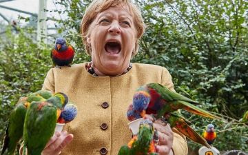 Ангела Меркель развлекается в птичьем парке в немецком городе Марлов