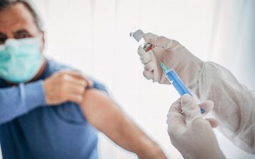 Инфекционист рассказал, какой период является оптимальным для вакцинации от коронавируса и гриппа