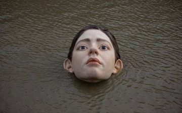 В Испании создали скульптуру тонущей головы, которая погружается в воду во время приливов - видео