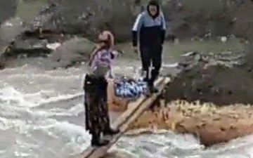 Житель Андижанской области соорудил два мостика над рекой, через которые переправлял людей за деньги