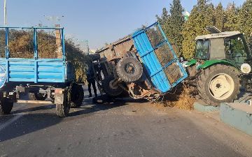 В Чиланзарском районе Ташкента прицеп трактора свалился на «Кобальт»