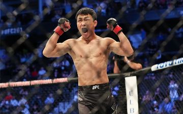 Первый монгол в истории UFC нокаутировал соперника - видео