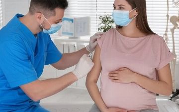 У беременных и кормящих женщин обнаружили спад иммунитета после получения первой дозы прививки от коронавируса