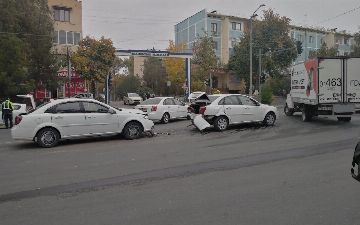 В Ташкенте три автомобиля не соблюдали дистанцию и въехали друг в друга сзади