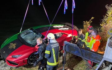 Водитель перепутал педали и утопил Lamborghini в озере – трагичные фото