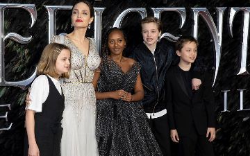 Актриса Анджелина Джоли снова появилась на красной дорожке со своими детьми - фото