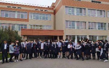 В Казахстане восьмиклассник покончил с собой после беседы с психологом о надетой юбке: одноклассники в знак протеста пришли в школу в юбках
