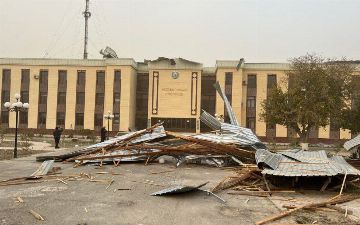 Пыльная буря снесла крышу здания хокимията Пешкунского района